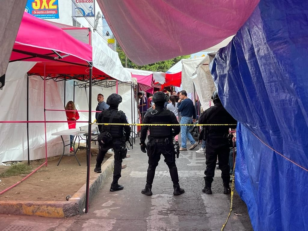 Dos muertos, siete personas detenidas y siete heridos fue el saldo de una balacera en un tianguis ubicado entre la avenida Rojo Gómez y la calle Sur 18 de, donde presuntamente varios sujetos llegaron a extorsionar a los comerciantes, en la alcaldía Iztacalco, Ciudad de México, el 2 de enero de 2023. Foto Alfredo Domínguez