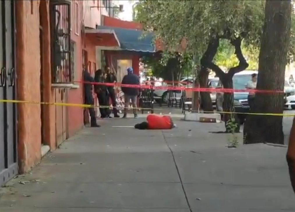 Un hombre fue murió asesinado a balazos en la vía pública de la alcaldía Iztacalco. Foto Captura video difundido en redes sociales