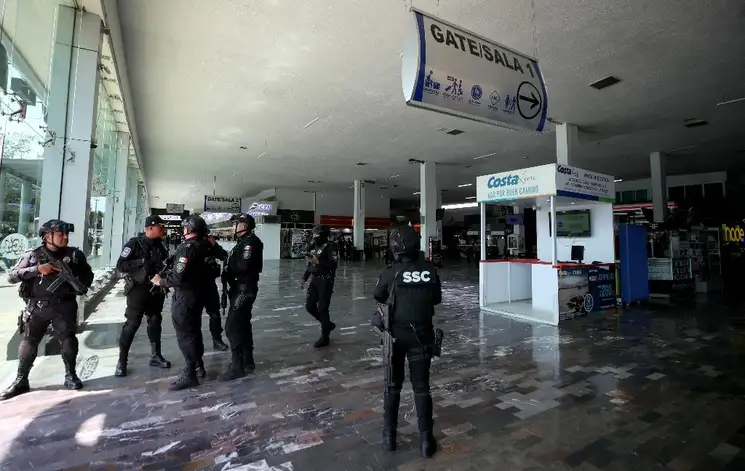 Tras el intento de asalto a la tesorería de la Terminal Central del Sur por cinco sujetos armados, se desplegó un fuerte dispositivo policiaco. Foto Alfredo Domínguez 