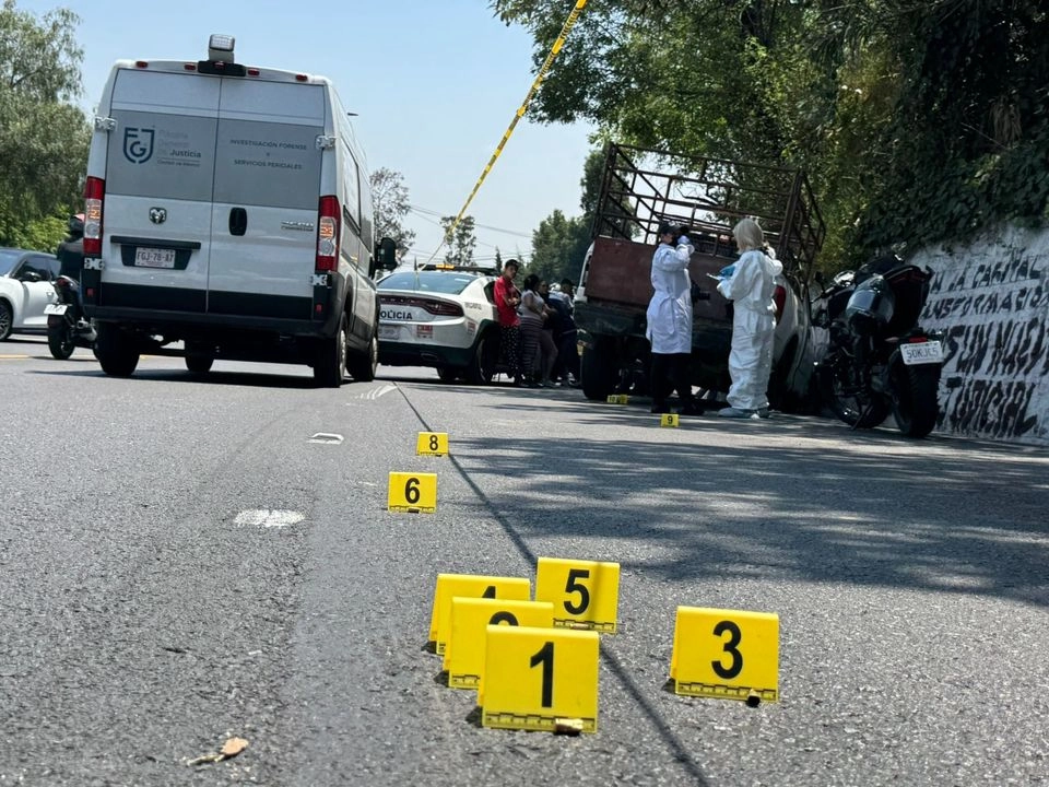 Un ganadero fue ejecutado con más de diez disparos mientras circulaba en su camioneta sobre la carretera federal México-Cuernavaca, a la altura del kilómetro 20, en San Pedro Mártir.