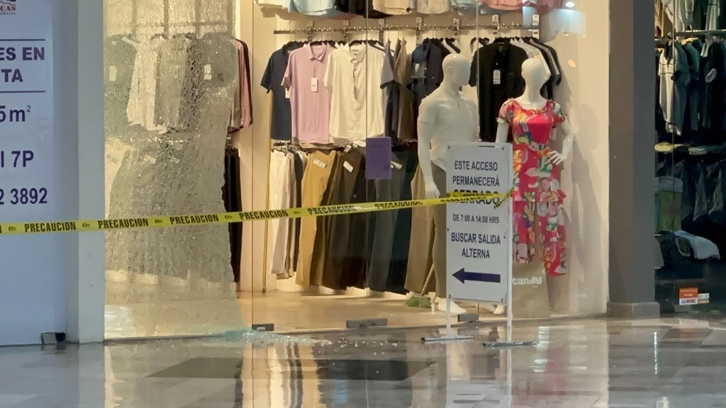 Locales comerciales resultaron impactados por balas luego del intento de asalto en una joyería ubicada en una plaza comercial de Boca del Río, Veracruz. Foto Iván Sánchez

