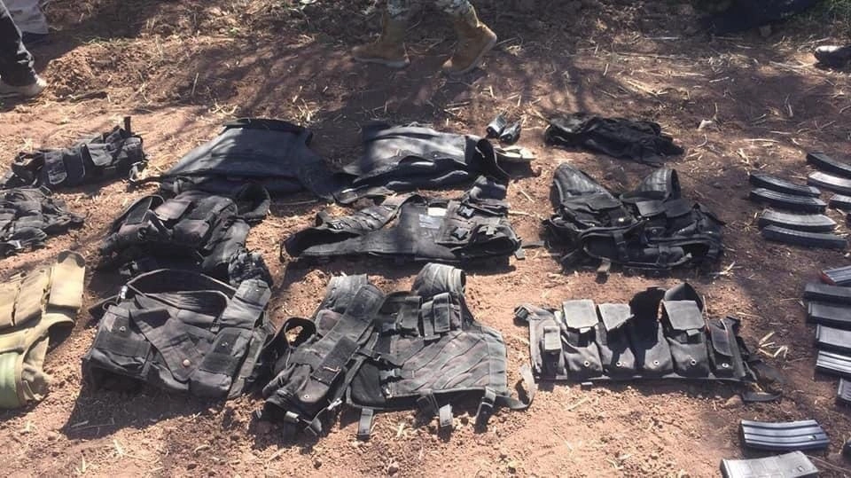 Luego del enfrentamiento fueron decomisadas armas y vehículos. Foto La Jornada