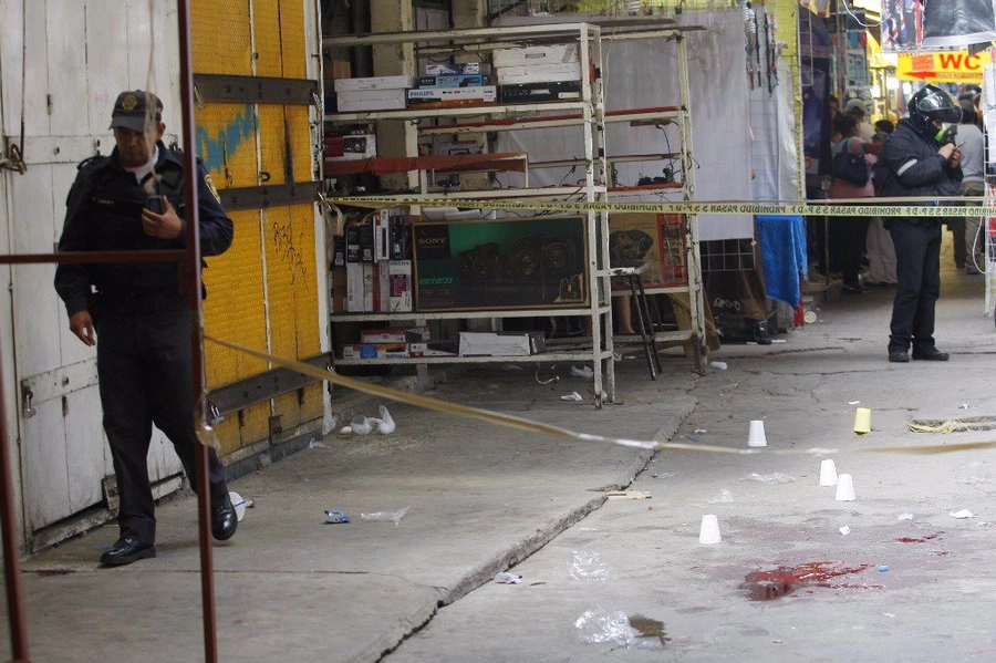 Policías resguardan zona de una balacera en Tepito en imagen de archivo. Foto