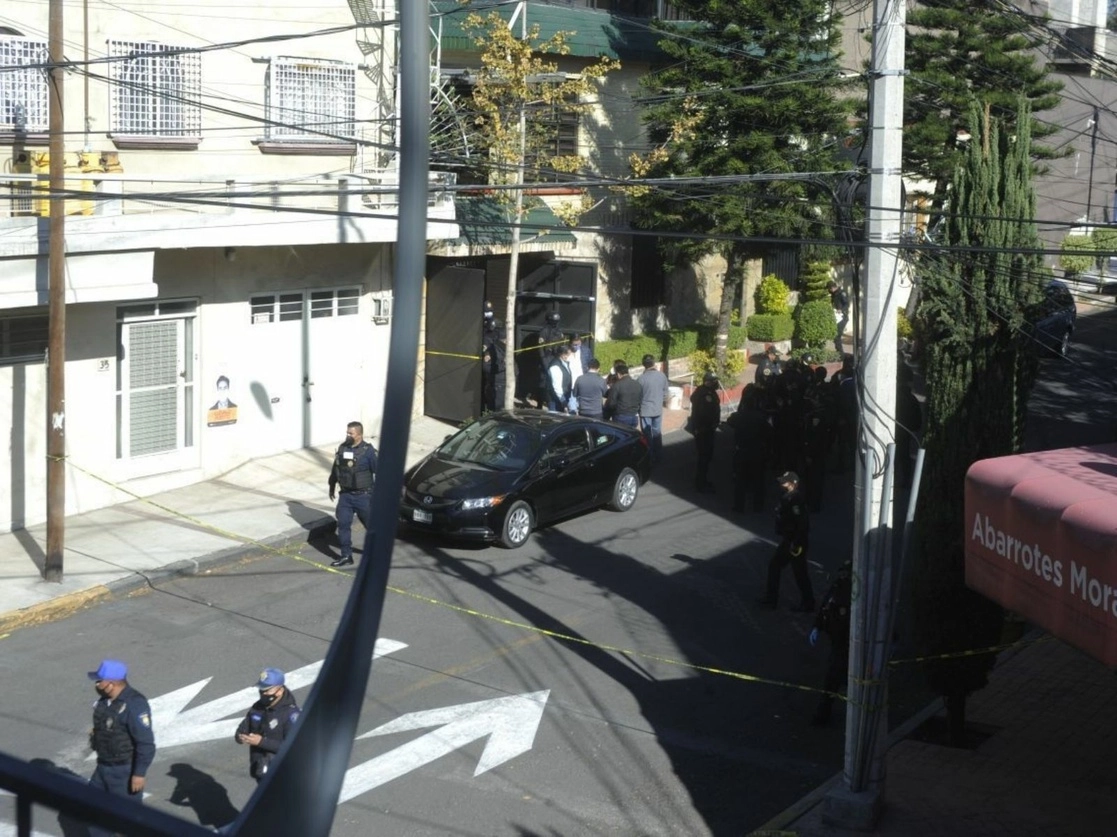 Policías capitalinos se encuentran en el domicilio ubicado en la calle Ignacio Alatorre así como peritos de la Fiscalía General de Justicia local, el 12 de febrero de 2021. Foto Cuartoscuro