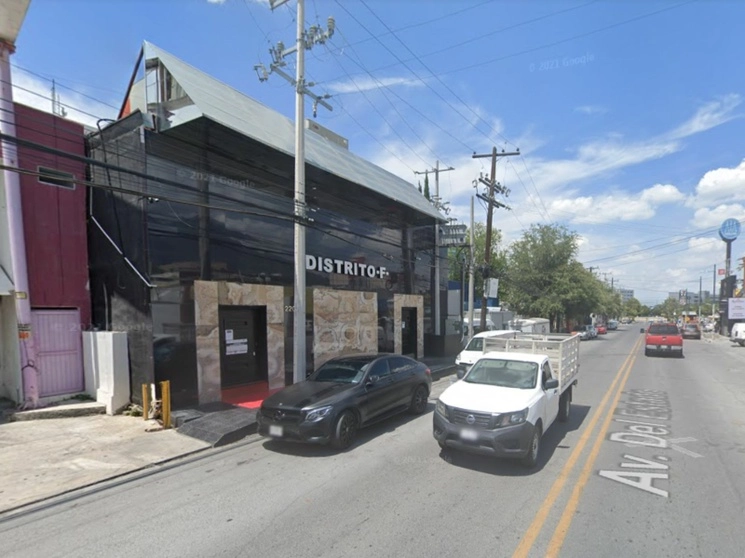 La balacera ocurrió minutos antes de las 7:00 de la mañana, en el bar Distrito F, en la Avenida del Estado, en la zona Tec al sur de Monterrey. Foto tomada de Google Street View / Archivo
