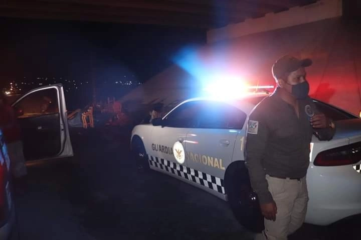 Autoridades en el lugar. Foto 'La Jornada'