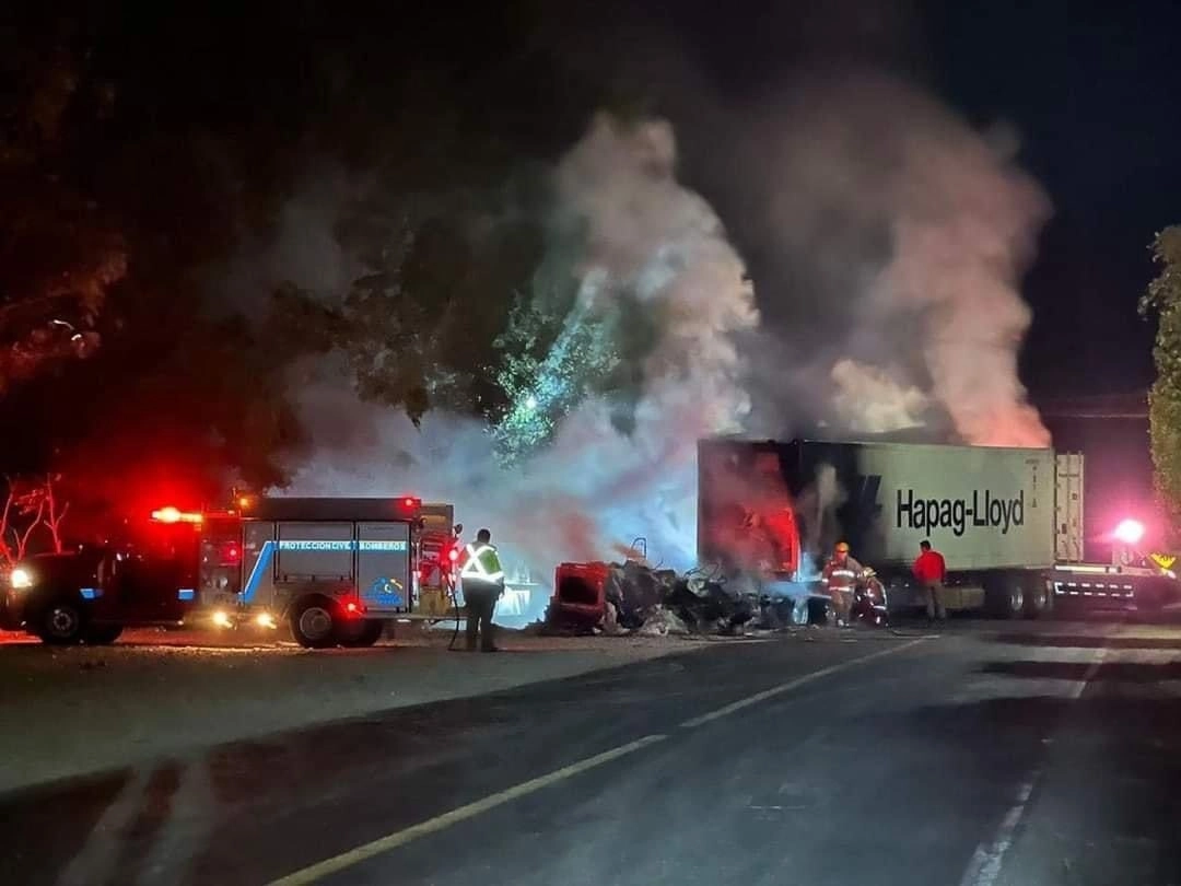 Bomberos y personal de Protección Civil intentan sofocar el incendio de dos tráileres y un vehículo provocado por presuntos integrantes del crimen organizado en la carretera Jiquilpan-Tamazula. Foto tomada de la cuenta de Twitter @GiovanaVillalv1