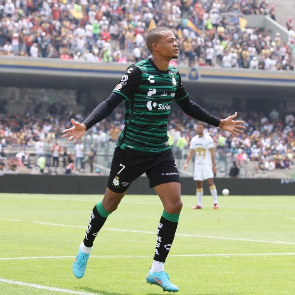 El atacante de Santos Laguna, Harold Preciado, líder de goleo con 11 dianas, es pretendido por Rayados y el Sporting de Gijón. Foto @haroldpreciado9