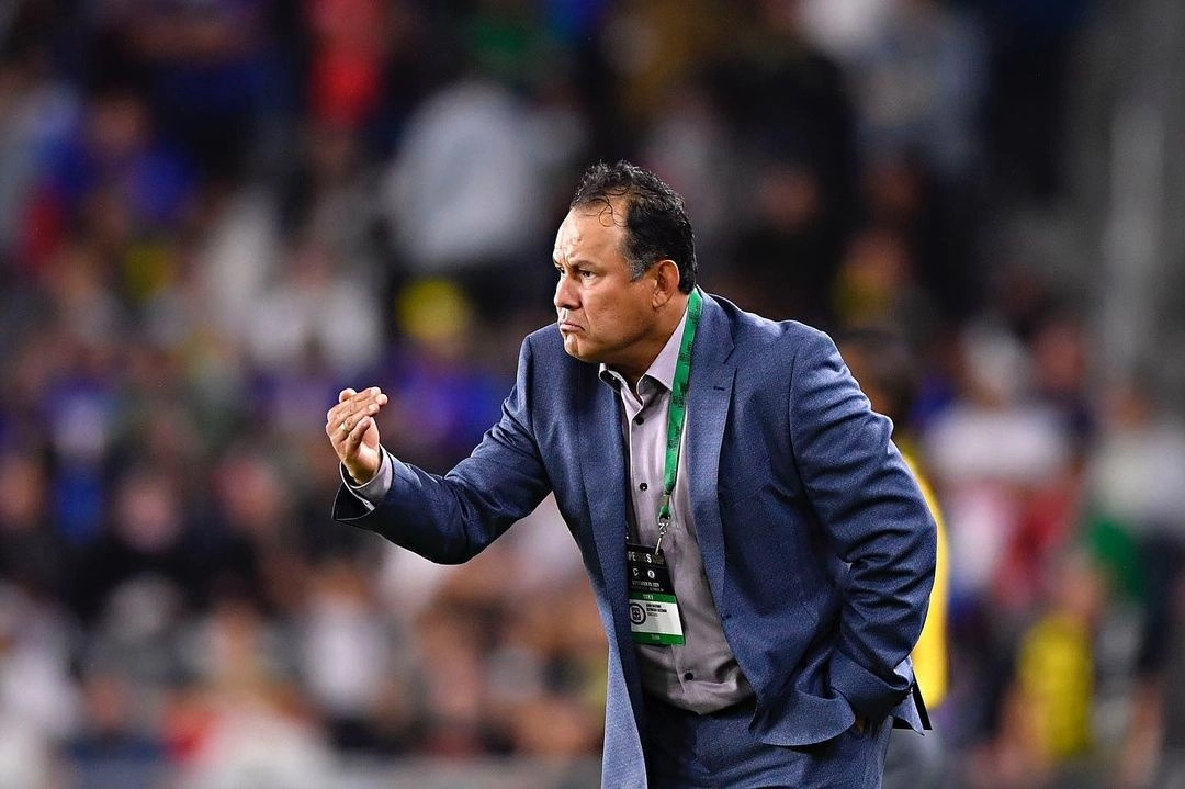 El técnico Juan Reynoso tuvo diferencias con la directiva cementera a la hora de negociar su finiquito y advirtió que demandará. Foto tomada del Twitter de @cruzazul 