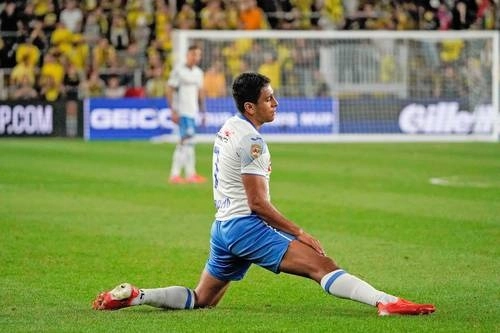 Desolación de Luis Romo. La Máquina no luce en Concacaf, perdió la final de la Copa de Campeones frente al Columbus. Foto Afp