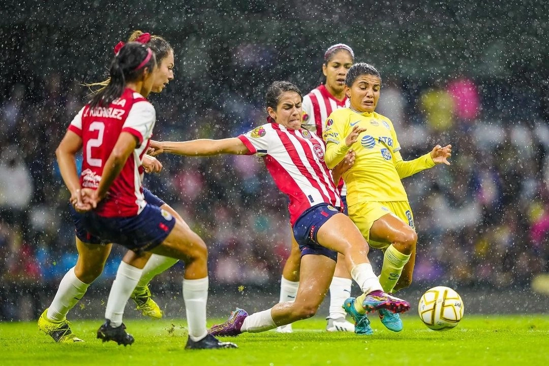 Las Chivas deberán vencer al América este lunes por dos goles de diferencia para seguir soñando con ser bicampeonas. Foto tomada del Instagram @chivasfemenil