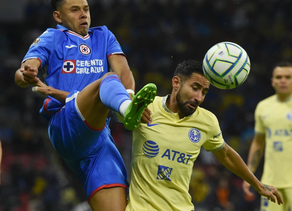 La escandalosa derrota 7-0 de La Máquina ante el América, el sábado, provocó la salida del técnico Diego Aguirre. Foto Afp
