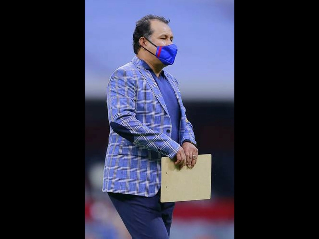 El técnico peruano Juan Reynoso fue expulsado en el partido contra Chivas y no podrá estar en la banca el sábado ante las Águilas. Foto JamMedia