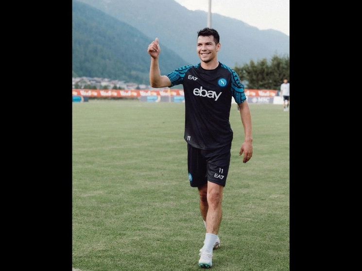 Tras cuatro años en el Nápoles, el Chucky Lozano no aceptó una reducción salarial y fue puesto transferible. Foto @hirvinglozano