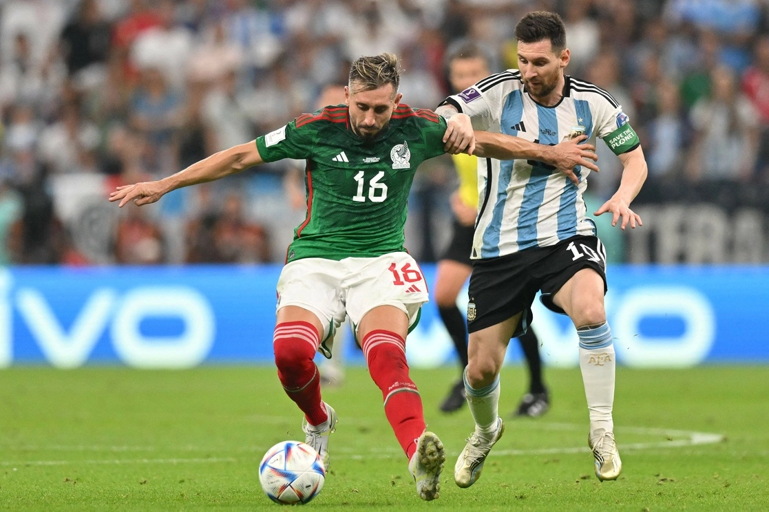 En el partido del sábado, un fatigado Héctor Herrera aflojó la marca sobre Lionel Messi, quien aprovechó para anotar y abrir la puerta hacia el triunfo de la Albiceleste. Foto Afp