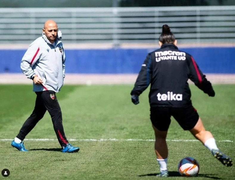 El club América anunció esta semana que el español Ángel Villacampa será el nuevo estratega de su equipo femenil. Foto tomada del Instagram de @villa3rc