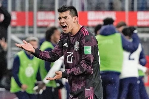 Hirving Lozano es de los pocos jugadores que muestran entrega y un nivel competitivo en el Tri del Tata Martino. Foto Ap
