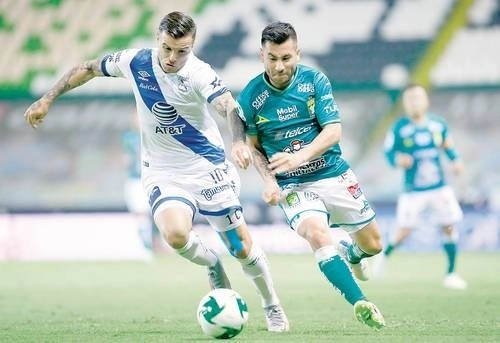 Durante un partido entre el Puebla y el León en el Nou Camp.Foto Jam Media