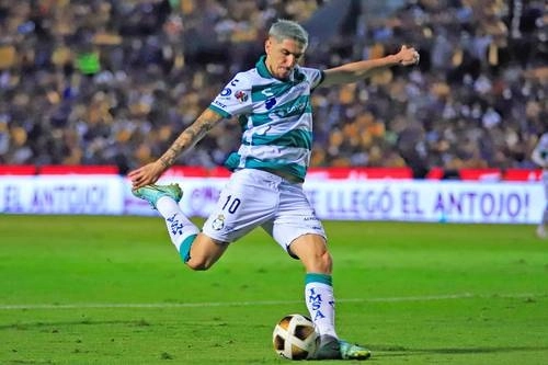  El mediocampista chileno Diego Valdés está listo para reforzar la plantilla que dirige Santiago Solari, técnico del América. Foto Club Santos