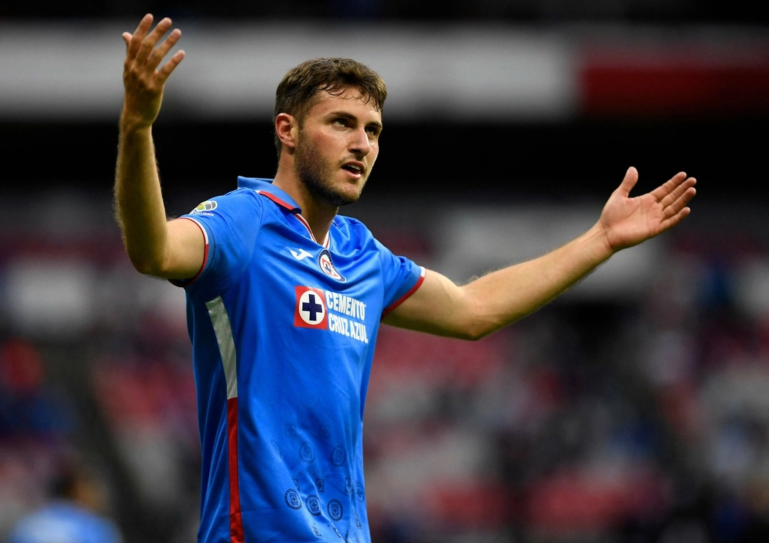 Cuando más rendía en la Liga Mx, con cinco goles en cuatro fechas, el delantero de La Máquina, Santiago Giménez hace maletas hacia Rotterdam. Foto Afp