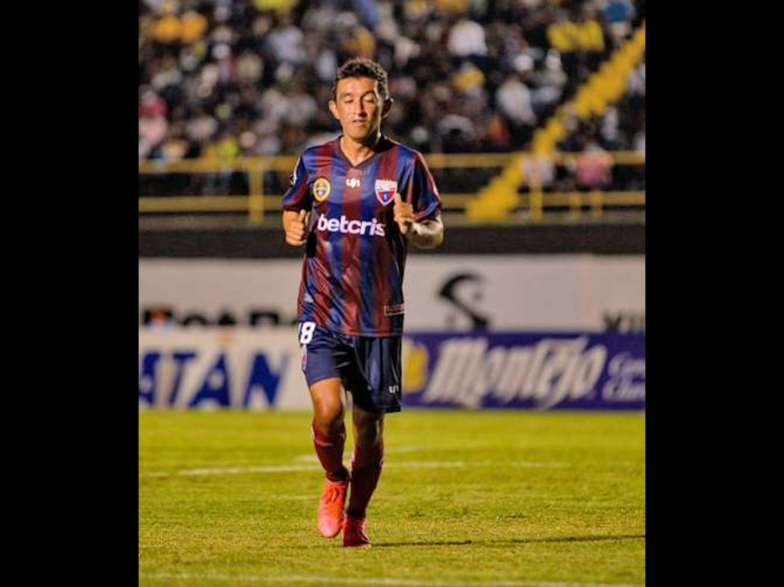 Tras marcar el tercer tanto, el 'Hobbit' Bermúdez desató la fiesta entre la afición del Atlante el sábado en el estadio Azulgrana. Foto @Atlante
