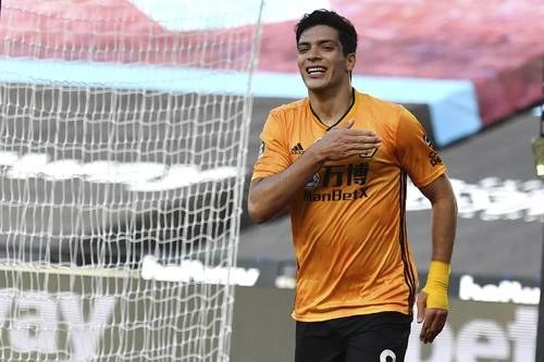 Para beneplácito de los Wolves, Raúl Jiménez sigue en gran forma y atrae la mirada de la Juventus. Foto Ap