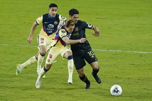 Carlos Vela (derecha) y Los Ángeles FC dejaron en el camino a León, Cruz Azul y América en la Concachampions. Foto Ap