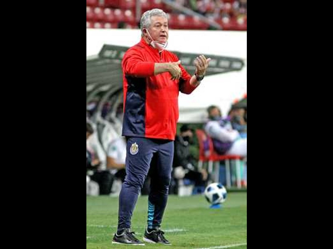 El técnico de las Chivas, Víctor Manuel Vucetich, fue abucheado a media semana en su estadio, pero el fin de semana visitó a su ex equipo Rayados y recibió aplausos de la afición regia. Foto Afp