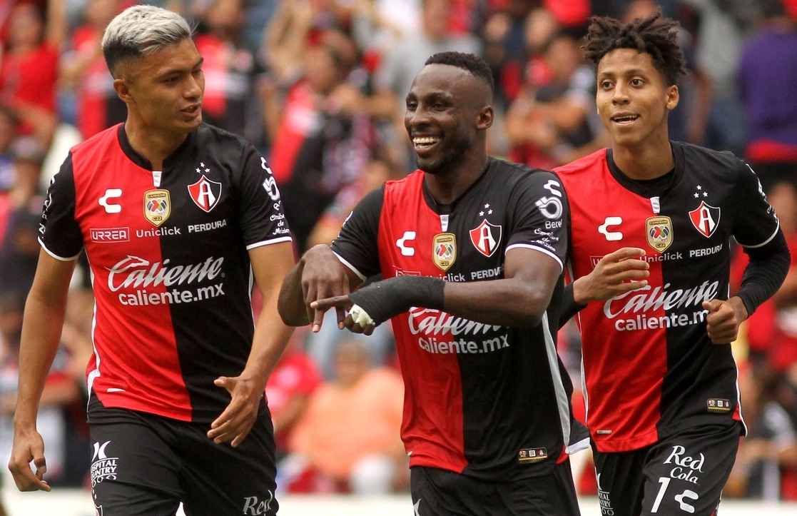 El colombiano Julián Quiñones (al centro) redondeó el sábado la victoria del Atlas. Foto Afp



