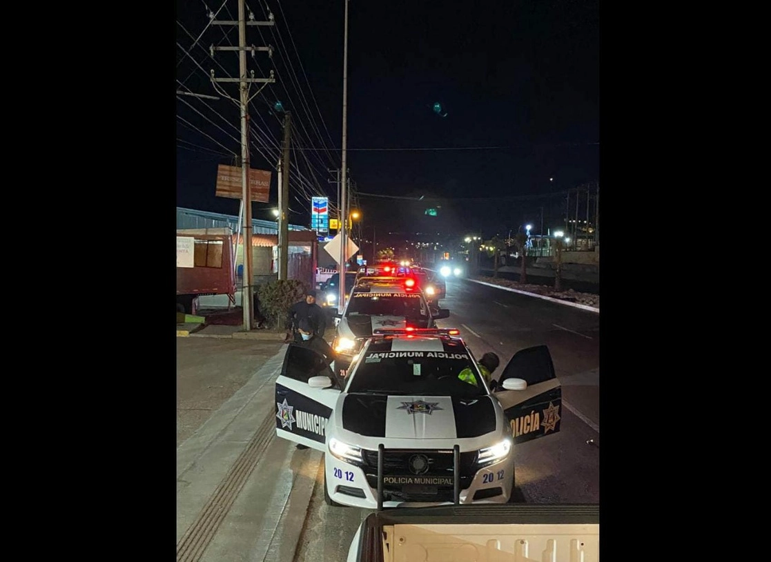 En imagen de archivo, policías de Sonora realizan operativos nocturnos para atender a personas en situación de calle. Foto Facebook @SeguridadPublicaNogales