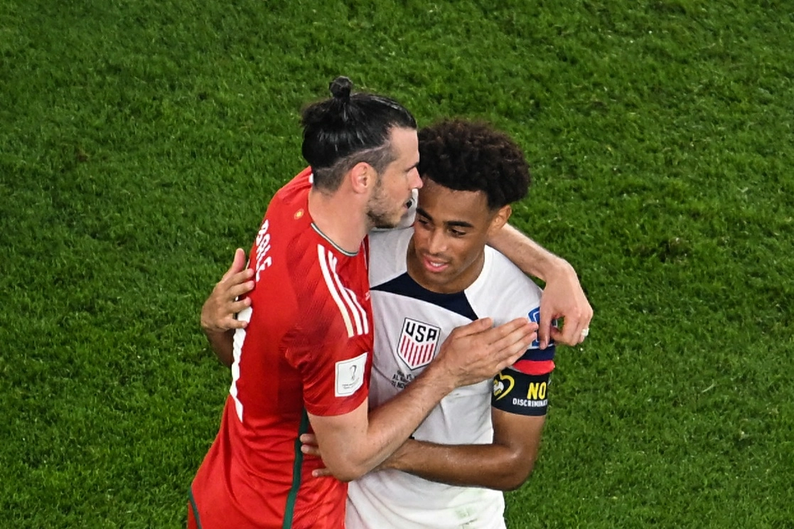 Gareth Bale, de Gales, Tyler Adams, de EU, luego del empate 1-1 en el partido de futbol del Grupo B de la Copa Mundial de Qatar 2022. Foto Afp