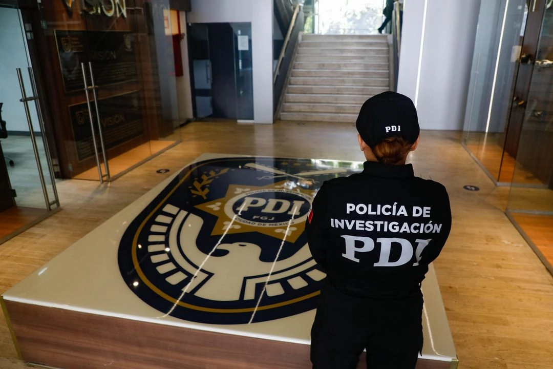 Elementos de la Policía de Investigación (PDI) recaban testimonios sobre las actividades de la persona asesinada para determinar el móvil de la agresión. Foto 