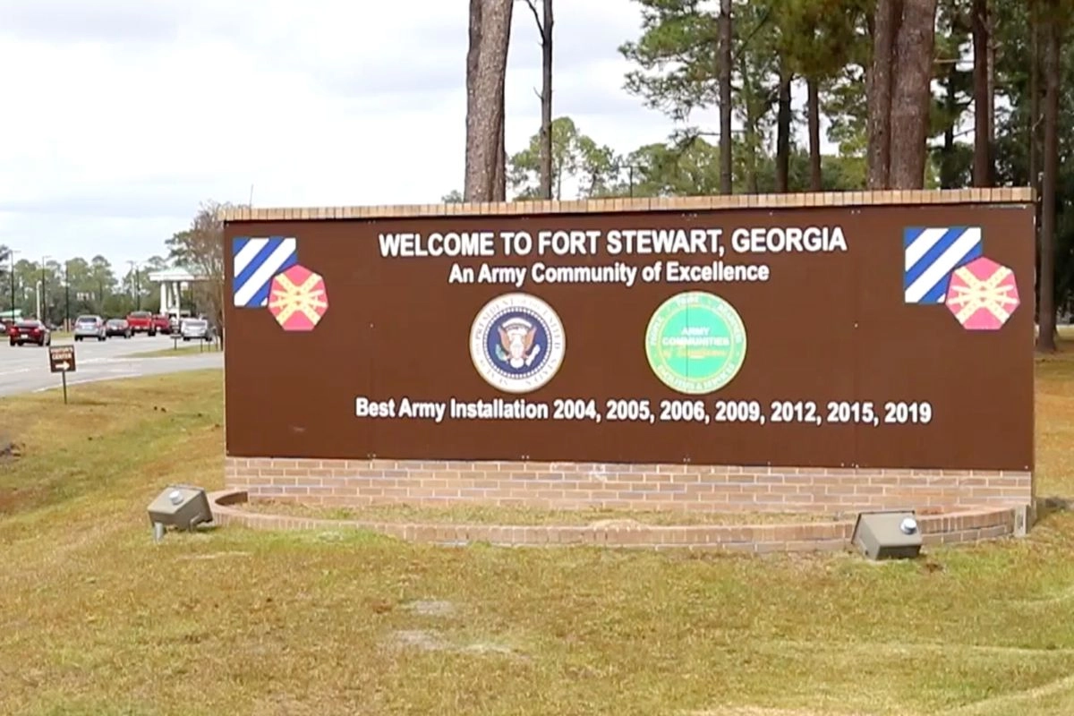 Entrada a Fort Stewart en Georgia, EU; el tirador que hirió a cinco soldados en la base militar fue detenido. Foto