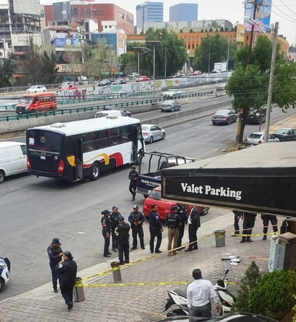 Autoridades arribaron al restaurante Casa Ávila, donde la tarde de este miércoles se registró una balacera. Foto Difundida en redes sociales