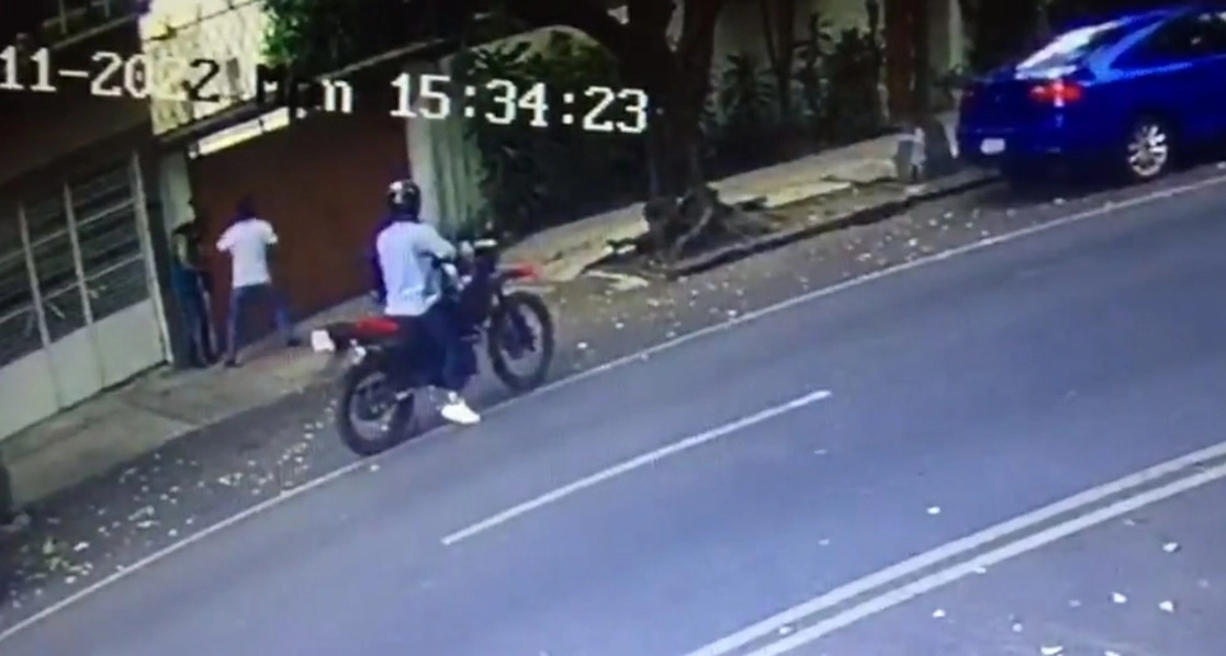 aramédicos de Protección Civil de la alcaldía, trasladaron al herido de 36 años de edad con una herida por arma de fuego en la parte costal derecha, a un hospital. Foto tomada de un video