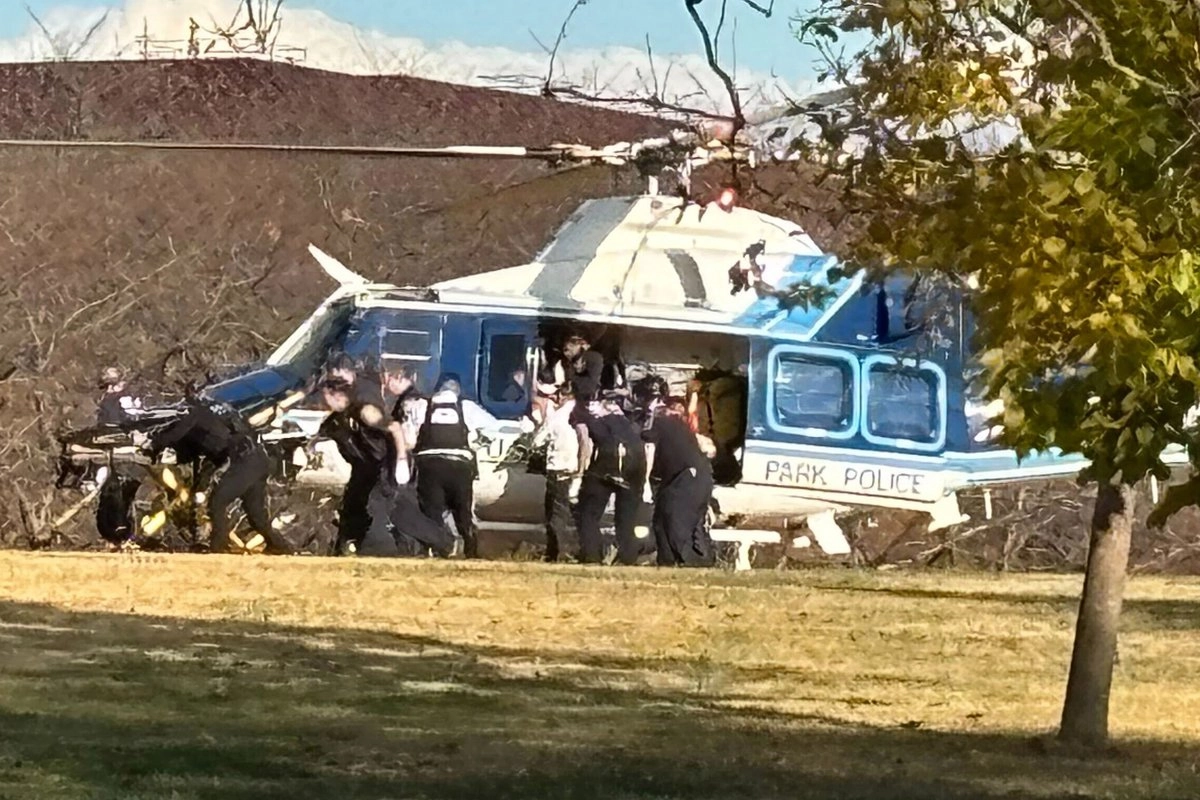 Un helicóptero de la Policía del Parque del Capitolio de EU aterrizó para evacuar a una víctima de un tiroteo en Washington D.C., el 26 de noviembre de 2025. Foto 