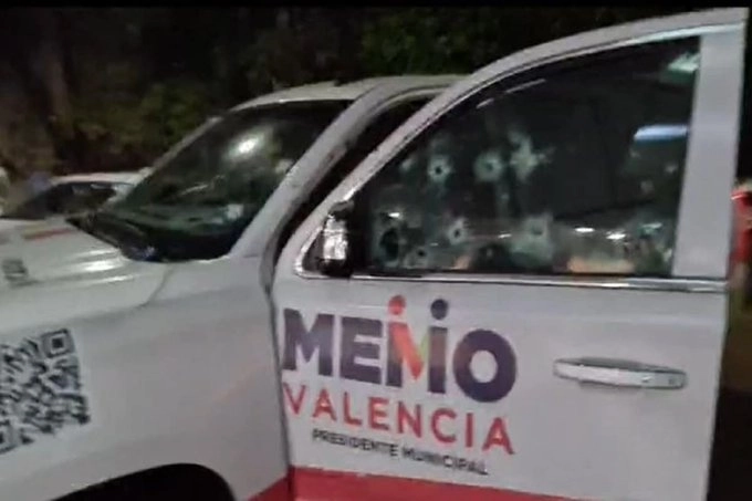 La camioneta en la que viajaba el candidato del PRI a la presidencia municipal de Morelia, Guillermo Valencia, mostraba varios impactos de bala. Fotograma de un video difundido en redes sociales