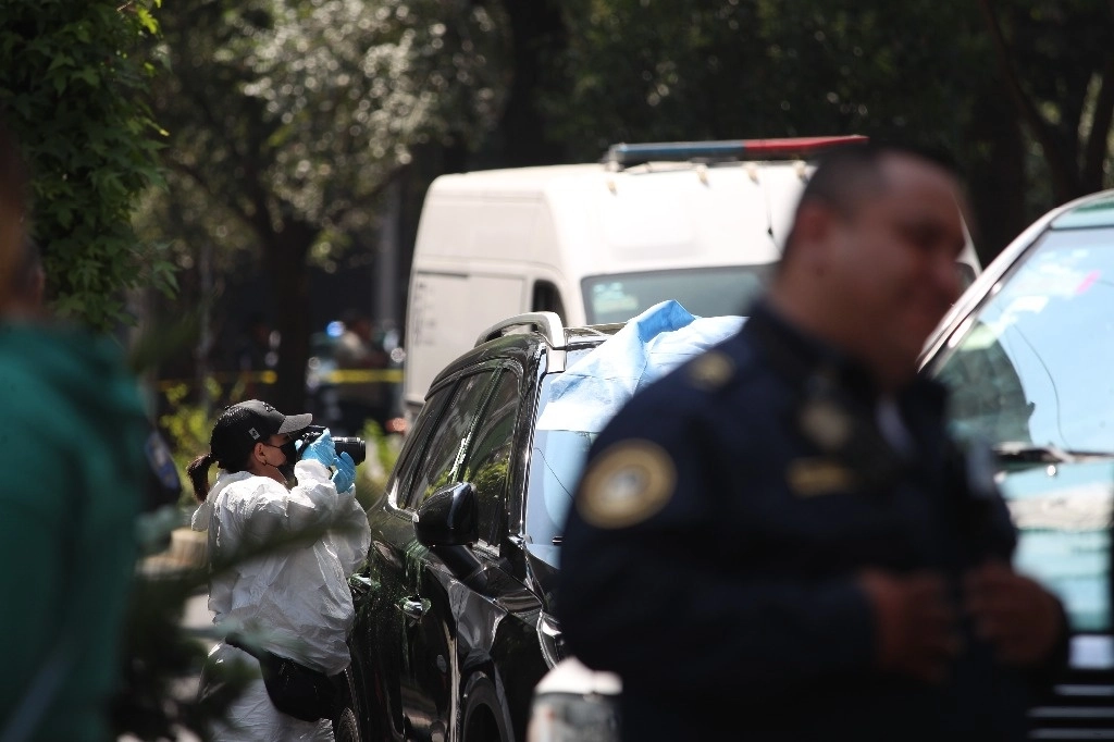 Policías investigan en la zona de un crimen en la CDMX. En imagen de archivo. Foto Alfredo Domínguez