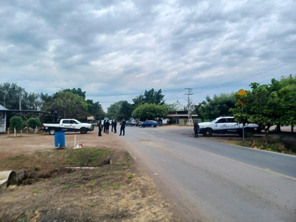 Al sitio del ataque arribaron elementos de la Policía Municipal, Guardia Civil y Guardia Nacional, quienes delimitaron el área, mientras que otro grupo de patrulleros implementó un operativo para tratar de detener a los 'gatilleros'. Foto @SSeguridad_Mich