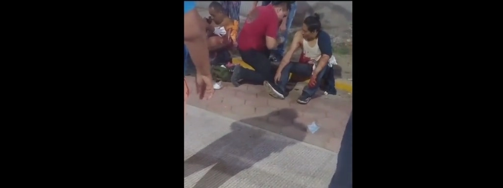 En una primera instancia recibieron atención en el lugar de la agresión y después fueron trasladados al hospital. Foto La Jornada