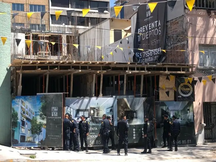 Un trabajador de la construcción fue asesinado de varios disparos afuera de una obra, ubicada en la calle de Río Guadalquivir y Circuito en la alcaldía Cuauhtémoc, el 24 de febrero de 2020. Dos personas fueron detenidas. Foto Alfredo Domínguez