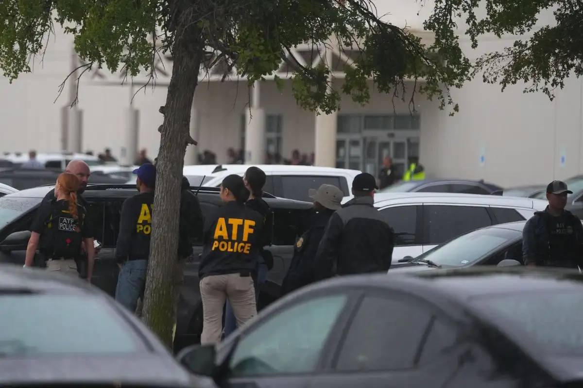 Elementos de Seguridad se reúnen en las inmediaciones de una oficina del Servicio de Inmigración y Control de Aduanas de Estados Unidos (ICE) tras el reporte de un tiroteo, en Dallas, Texas, el 24 de septiembre de 2025. Foto