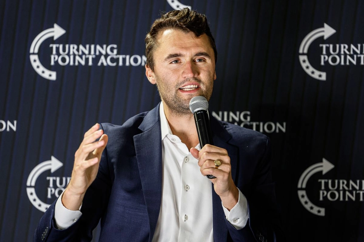 Charlie Kirk habla durante una asamblea pública el 17 de marzo de 2025 en Oconomowoc, Wisconsin.