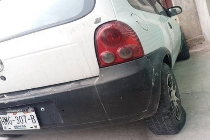 El vehículo de la informadora resultó con daños debido a los balazos. Foto SSP Hidalgo