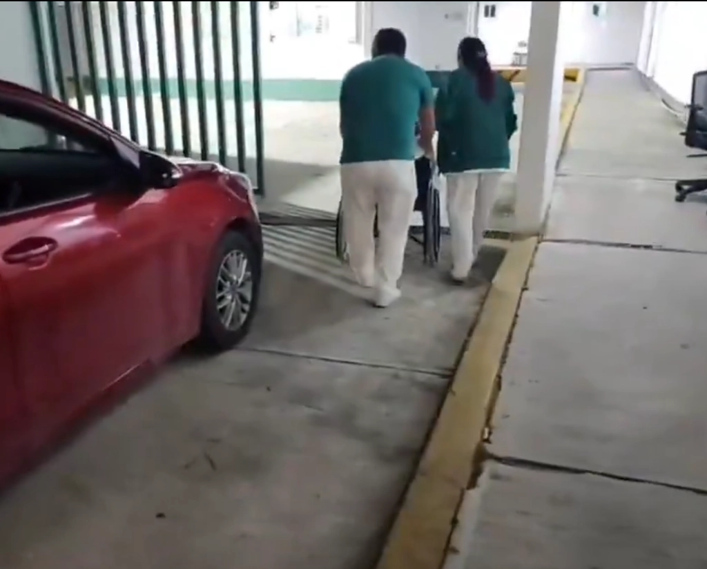 Un denuncia de negligencia en el IMSS de Cozumel derivó en una amenaza armada contra una periodista de Quintana Roo. Foto Tomada de redes sociales
