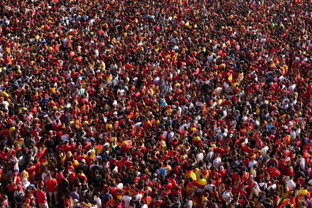 Ciudadanos españoles reunidos en la fuente de Cibeles en Madrid. Foto Afp