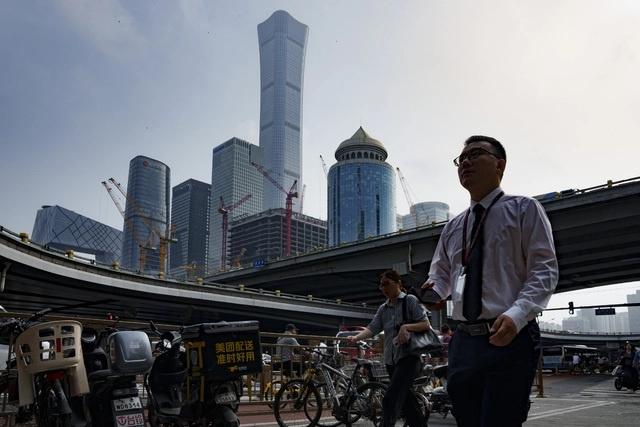 El banco central de China dejó sin cambios la tasa de interés a mediano plazo como se esperaba el lunes. Foto Ap