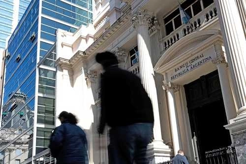 El Directorio del BCRA además creó una nueva variante del “Débito Inmediato”, que permite a los consumidores realizar pagos a través de cuotas fijas en pesos argentinos. Foto Afp