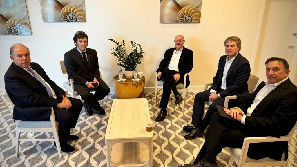 De izquierda a derecha: el embajador argentino en Estados Unidos, Gerardo Werthein, al presidente de Argentina, Javier Milei, al presidente del Banco Interamericano de Desarrollo (BID), Ilan Goldfajn, al gerente general de BID Invest, James Scriven, y al gerente de Alianzas Estratégicas. Oficina del BID Matías Bendersky durante una reunión en Miami, Estados Unidos, el 11 de abril de 2024. Foto Afp