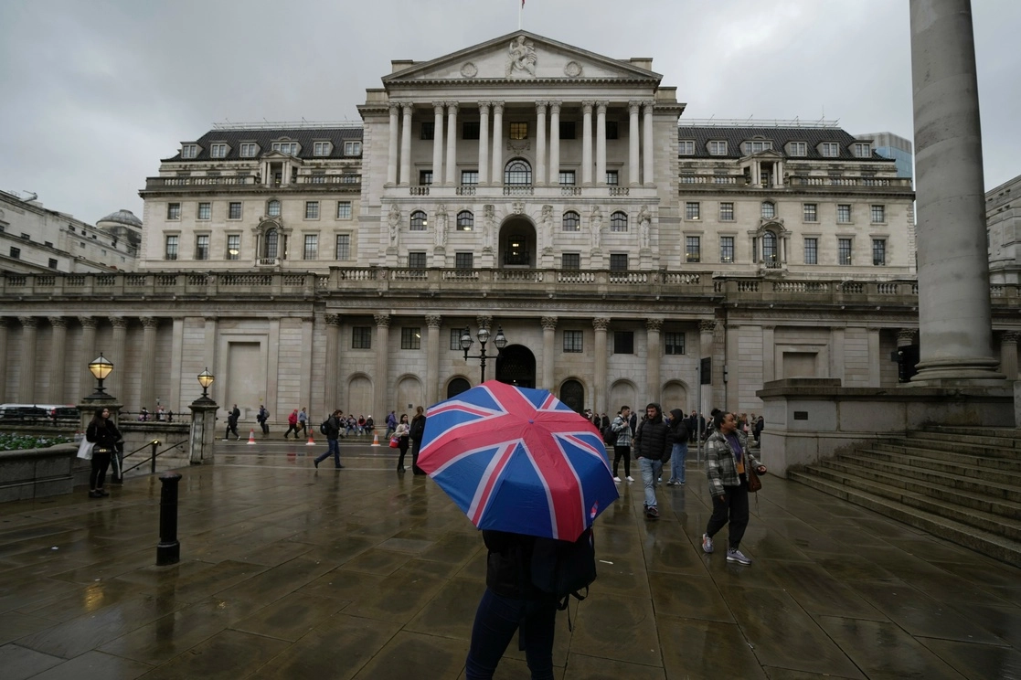El Banco de Inglaterra incrementó su tasa referencial en tres cuartos de punto para ubicarla a tres por ciento, luego que la inflación regresó en septiembre a niveles no vistos en 40 años. Foto Ap